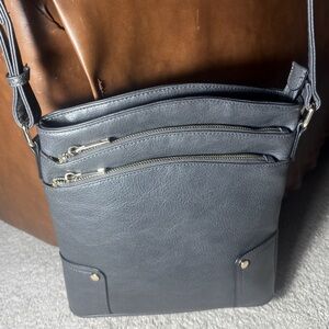 NWOT ALYSSA Triple Zip 5 Pocket Large Crossbody grey Bag purse beautiful lining